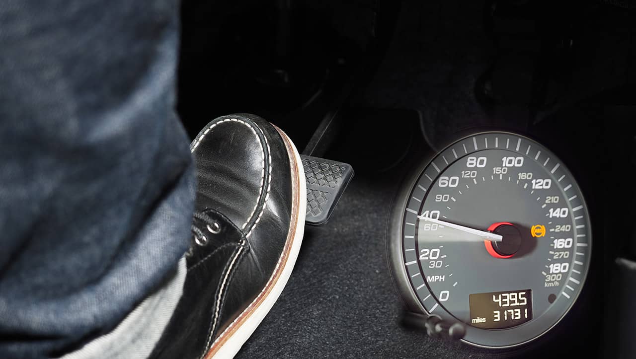 Aceleración al Frenar